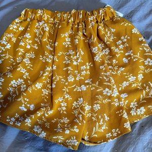 Women’s mustard yellow/white floral flowy shorts in size medium